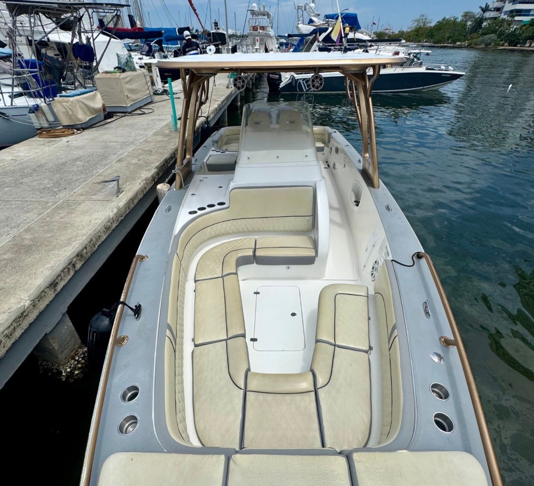 Vista completa del bote